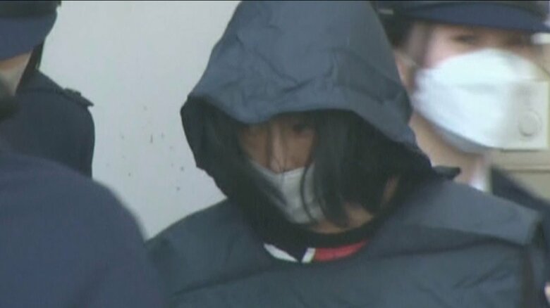 うつむき、連行される長谷川容疑者