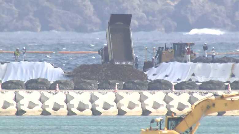 名護市辺野古の埋め立て予定区域に土砂搬入開始(12月14日)