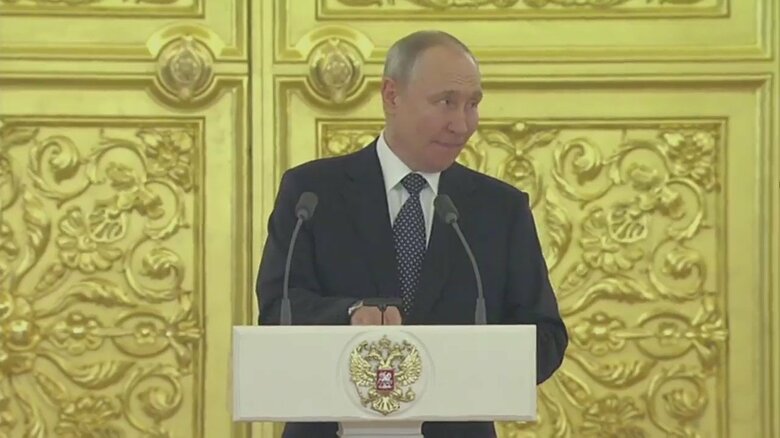 演説後、少し目を横にやるプーチン大統領