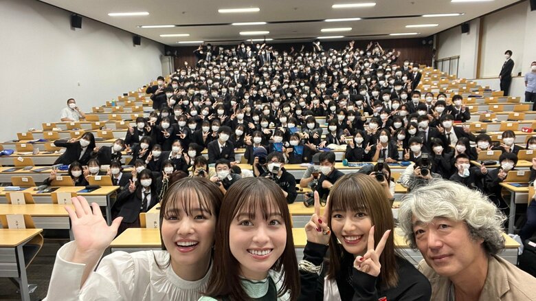 集まった高校生たちとともに記念撮影する橋本環奈さんら