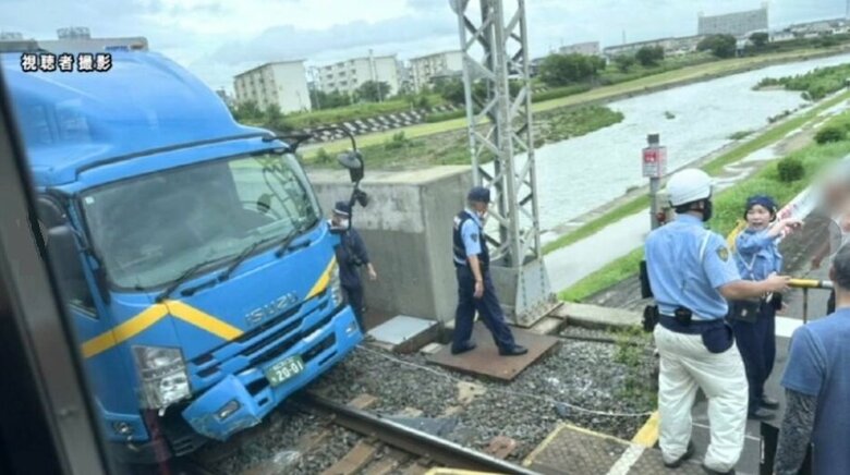 電車と衝突したトラック 視聴者撮影