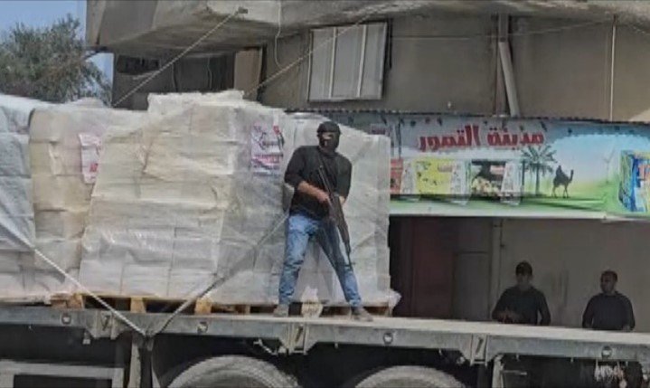 ガザ地区南部ラファで撮影された支援物資を積んだトラック。荷台には銃を持った“警備員”が確認できる。