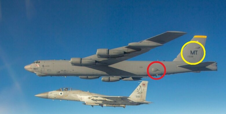 "MT"核攻撃用B-52が配備されているマイノット基地所属を示す(黄色円)ブレードアンテナは核攻撃指示を受信するARR-85 VLF/LF(超長波/長波)無線機用(赤色円)