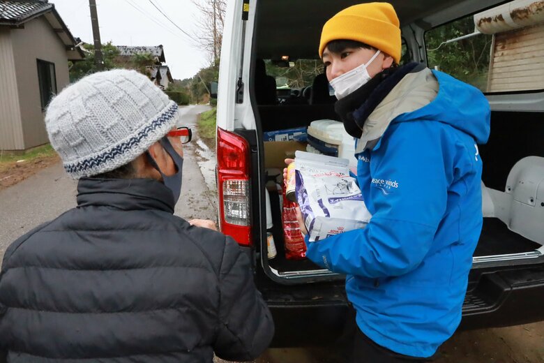 被災地で犬の支援物資を配る「ピースワンコ」西香さん（写真提供：ピースワンコ・ジャパン）