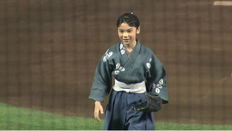 NHK大河ドラマ「軍師官兵衛」出演時の衣装で始球式に臨む若山容疑者（2014年）