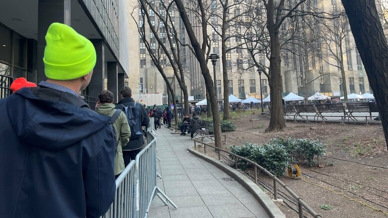 傍聴券を求めるメディア　午前6時過ぎだが、すでに96番目