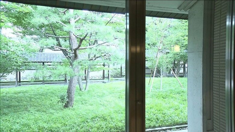 廊下からは中庭を通る渡り廊下の様子も見ることができる