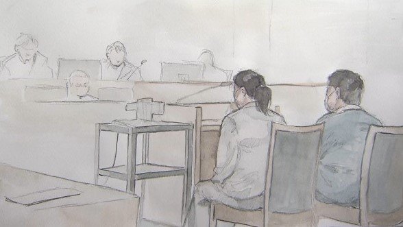 判決を聞く敦子被告（左）と直哉被告（右）　スケッチ：酒巻空