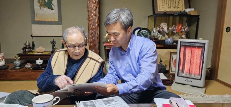 モンゴル抑留経験者・山田秀三さんから話を聞くウルジートグトフさん　24年11月　富山県