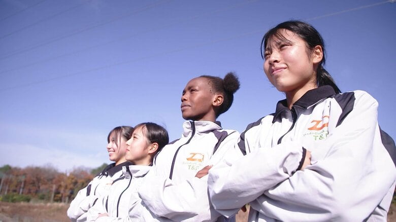 野田真理耶選手（左から2番目）