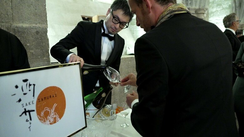 IWCで日本酒を楽しむ来場者