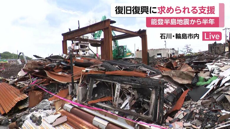 敷地内に貼られたピンクのテープは様々な理由で解体申請が行われていない場所だ