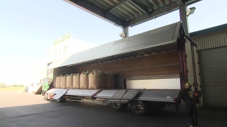 備蓄米を乗せた大型トラックが到着