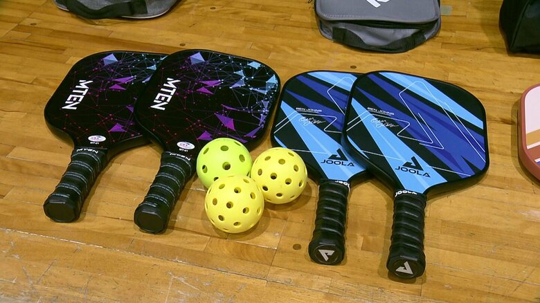 競技に使用するパドルとプラスチック製ボール