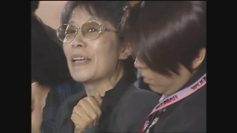 移送される重信房子受刑者（2000年11月）