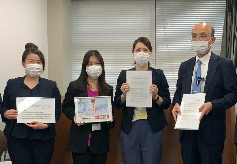 左から「緊急避妊薬を薬局でPJ」共同代表の産婦人科専門医遠見才希子氏、＃なんでないのプロジェクト福田和子代表、NPO法人ピルコン理事長染矢明日香氏、厚生労働省（医薬・生活衛生局医薬品審査管理課長）吉田易範氏