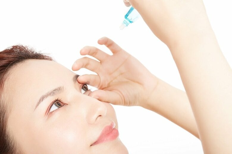 目薬や水で洗い流したりする（イメージ）