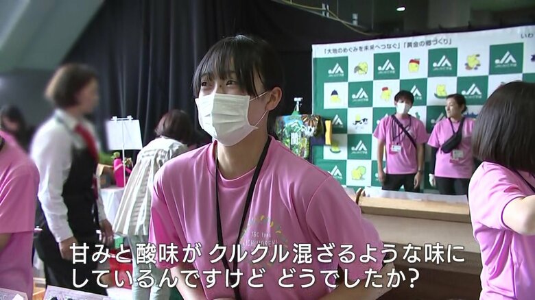 「南部一郎かぼちゃクレープ」を紹介する一関修紅高校2年の内海羚菜さん