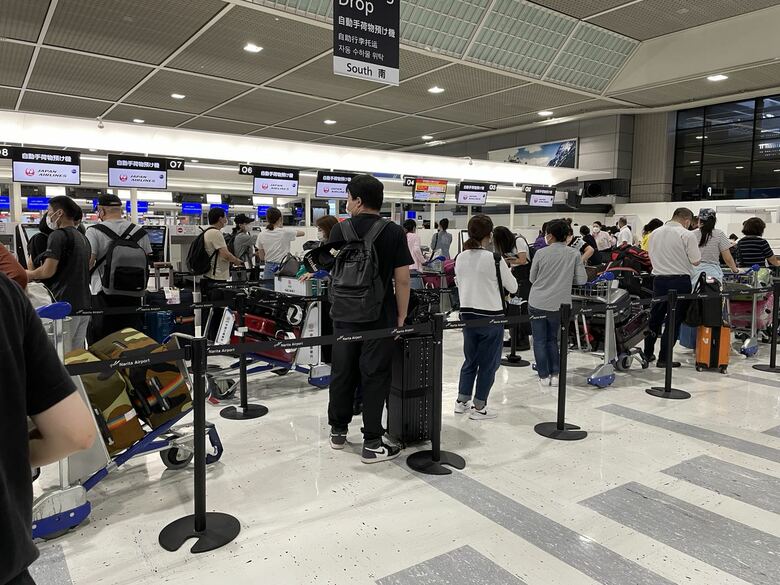日本から中国に向かうのは、やはり中国人が多い（於成田空港）