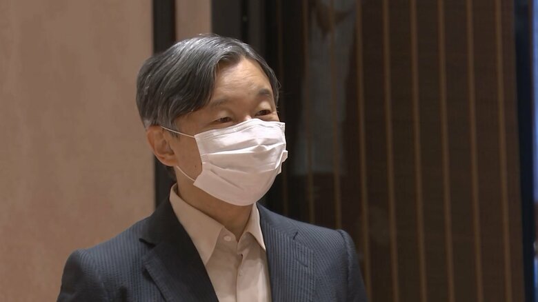 羽田空港の貴賓室で関係者と挨拶を交わされた両陛下