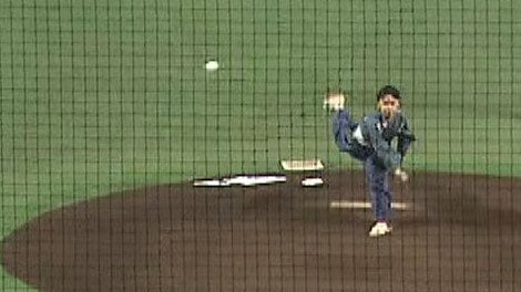 NHK大河ドラマ「軍師官兵衛」出演時の衣装で始球式に臨む若山容疑者（2014年）