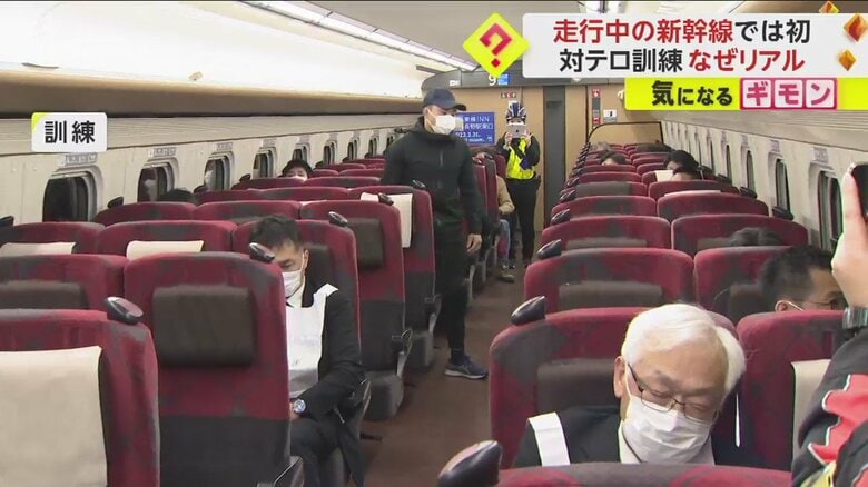 到着を待つ“乗客たち”の中で1人の男が立ち上がる