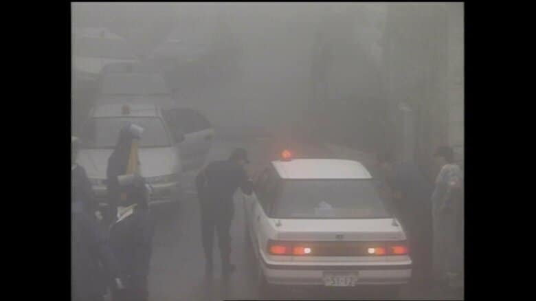 山梨・旧上九一色村の教団施設（第6サティアン）への捜索（1995年撮影）