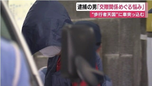 検察庁へと身柄を送られる男（8月13日）