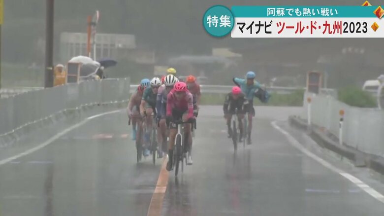 雨の中走る選手