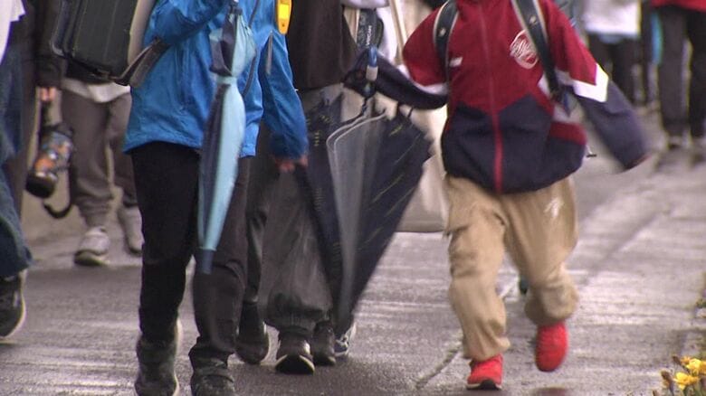 付近の小学校では保護者が見守る中児童が登校