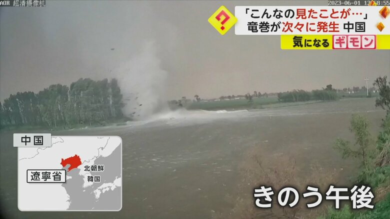 竜巻が川の水を巻き上げている