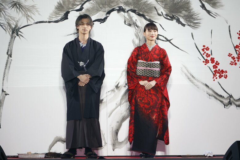 （左から）横浜流星さん、清原果耶さん　(c) マイナビ TOKYO GIRLS COLLECTION 2022 AUTUMN/WINTER