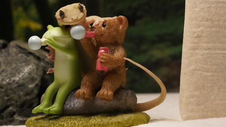 シャボン玉をのぞき込むヤモヤモちゃん