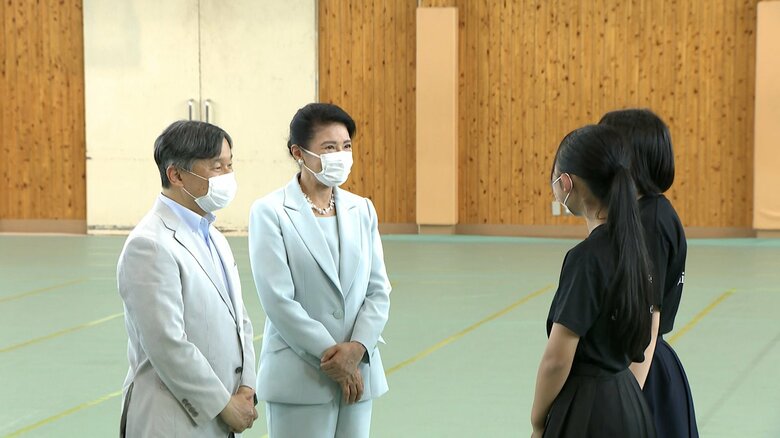 子どもたちに歩み寄り、「すばらしいオーケストラですね」「あす楽しみにしています」などと交流された