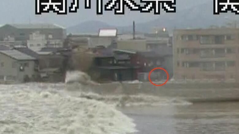 堤防から離れる人の姿（提供：国交省）