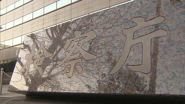 女性教師は、東京都青少年健全育成条例違反の疑いで書類送検されたが、起訴猶予処分となった。