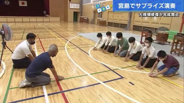 島内の体育館で練習する宮島太鼓のメンバー