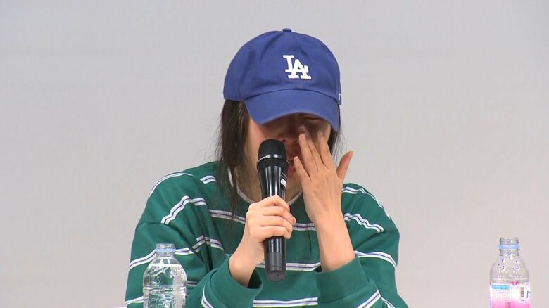 会見では涙を流しながらNewJeansとの“絆”について話す場面も