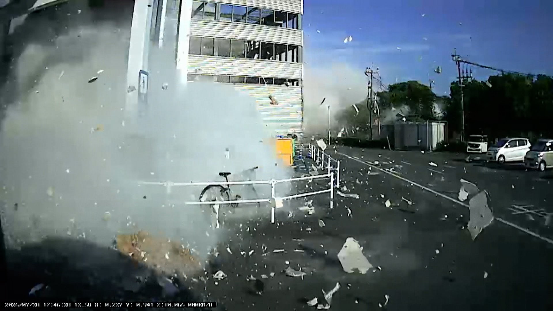 イオンモール熊本で3人死亡　日本製紙八代工場でも5人死亡　工場停止相次ぐ…トヨタは福岡3工場停止、半導体工場も稼働見合わせ