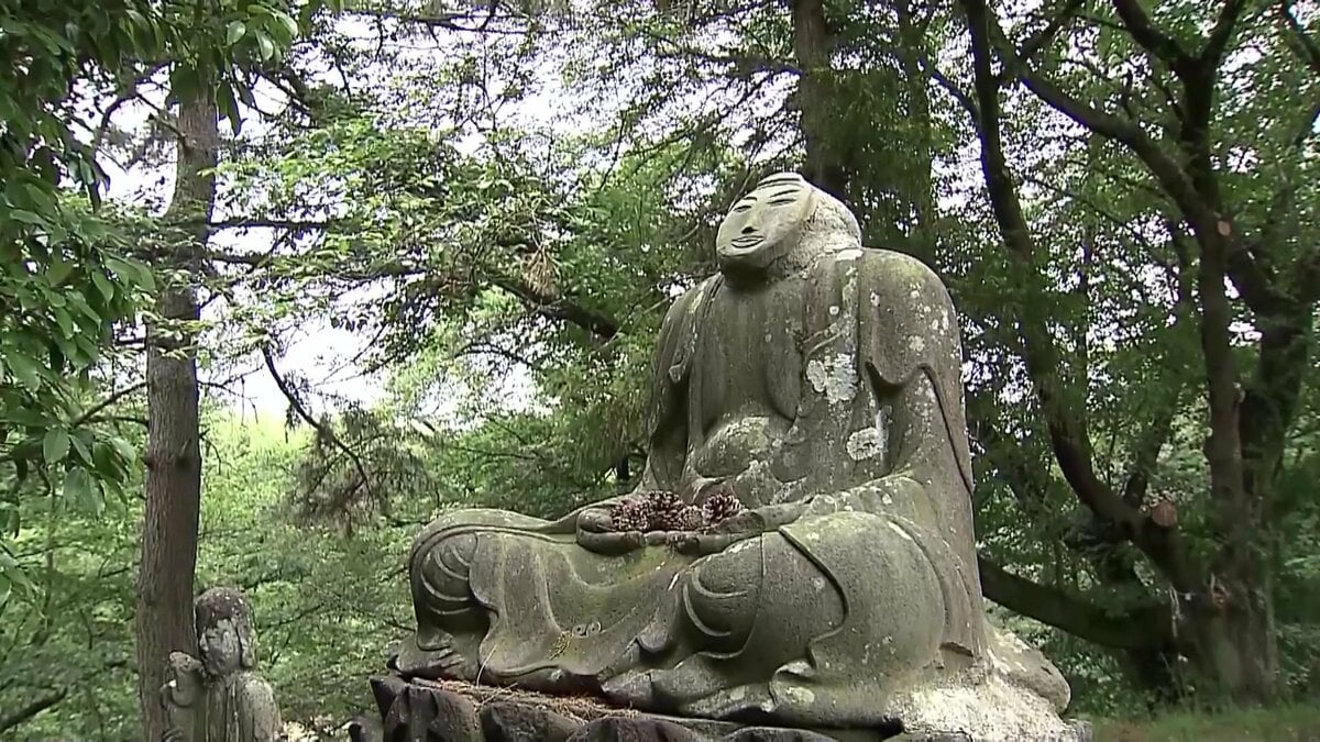 独自】古墳に並ぶ“顔なし仏像”に一体だけ「ナゾの顔」が…「誰が作った