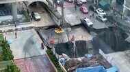 【動画はこちら】幅30ｍ深さ50ｍにわたる道路の大規模陥没の“瞬間”　周辺の電気・水が止まり市民生活にも影響　当局が地下鉄工事との関連も調査　タイ・バンコク