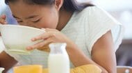 学校給食の“黙食”に緩和の動き。「徹底」の表現を見直した地域も…子どもにはどう影響する? 実情を聞いた