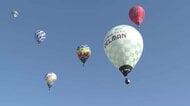 一関・平泉バルーンフェスティバル開幕　秋空にカラフルな熱気球30機が舞い上がる　岩手県