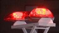 カーブで路外に逸脱　軽トラックが駐車場のフェンスに衝突　67歳男性が重傷　ハンドル切らず直進か