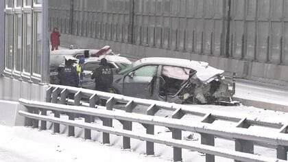 ランボルギーニがパトカーに突っ込む…運転手は逃走　別の事故処理中に発生　路面凍結が原因とみられる事故相次ぐ　東京・中央区