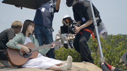 乃木坂46・掛橋沙耶香の“歌声に誘われた”猫とニッコリ 地元・岡山の