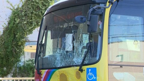 「すごい音」路線バスが住宅に突っ込む　運転手が一時意識喪失か　乗客3人搬送　静岡・富士市