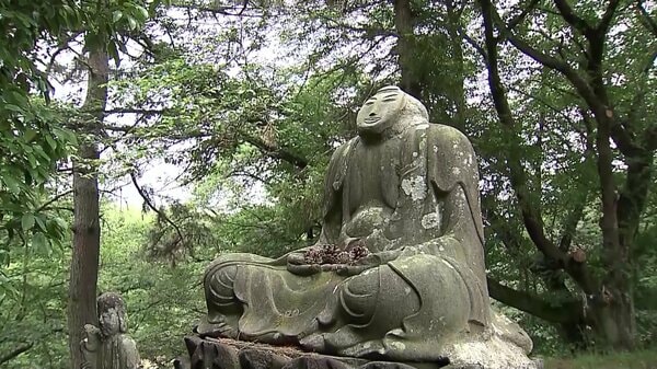 独自】古墳に並ぶ“顔なし仏像”に一体だけ「ナゾの顔」が…「誰が作った