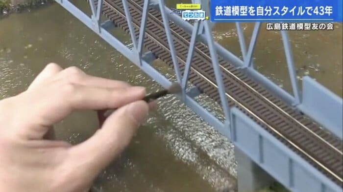 鉄橋に化粧品のアイシャドウを塗って”さび”を表現