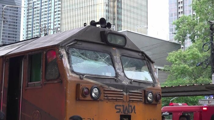 貨物列車前方の窓ガラスは大きくひび割れていた
